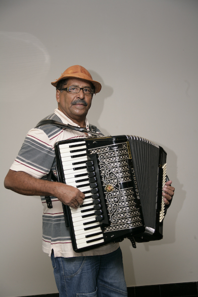 Francisco Izidro toca o acordeão