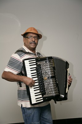 Francisco Izidro toca o acordeão