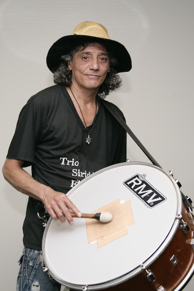 Francisco Fredson (Cipó) toca a zabumba