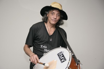 Francisco Cipó toca a zabumba