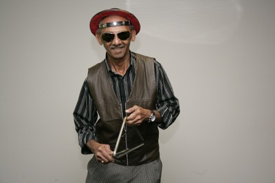 José Torres toca o triângulo