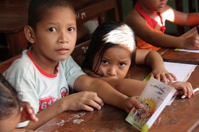 Crianças recebem bloco de desenho da Turminha