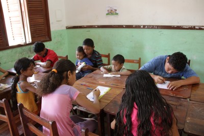 Crianças colorem o bloco de desenho da Turminha