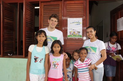 Crianças da comunidade e servidores do MPF que integram do projeto