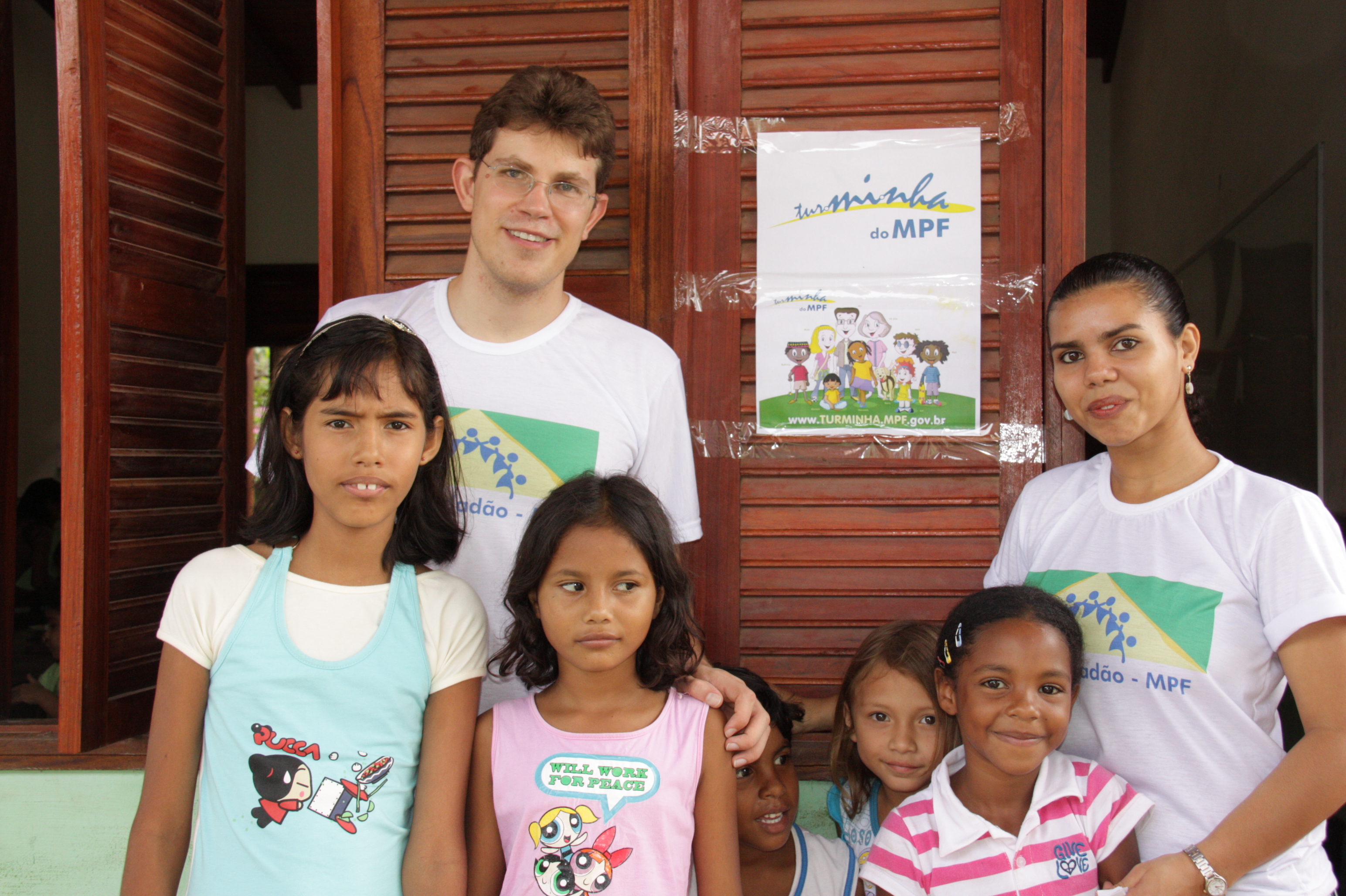 Crianças da comunidade e servidores do MPF