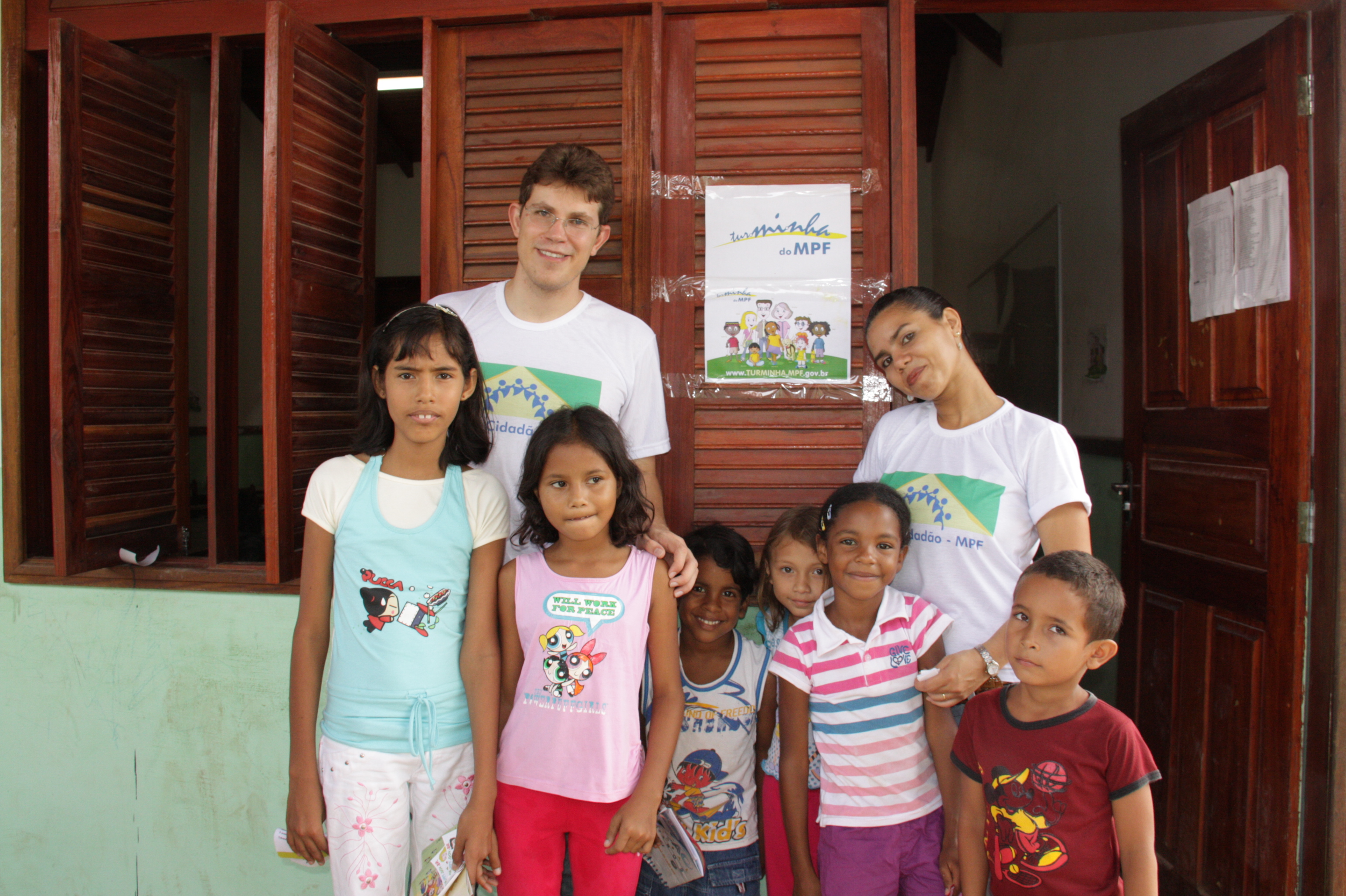 Crianças da comunidade e servidores do MPF