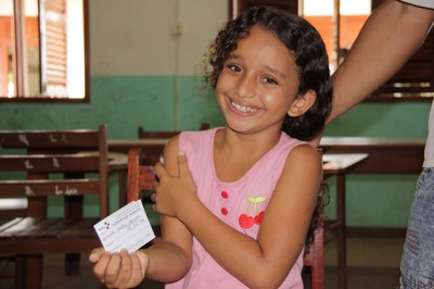 Após vacinação, menina mostra caderneta