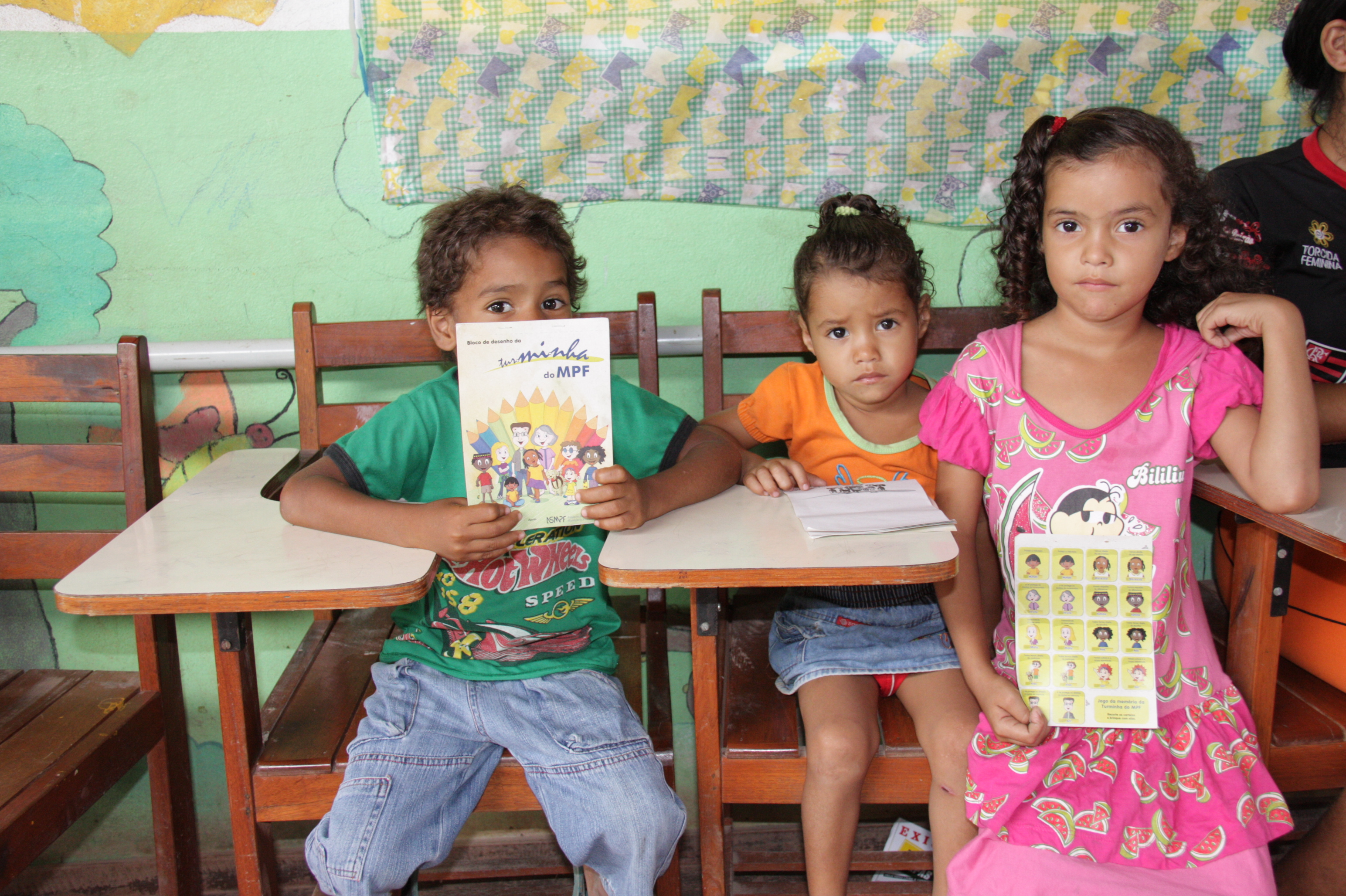 Crianças da comunidade com material da Turminha do MPF