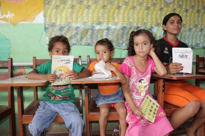 Crianças da comunidade com material da Turminha do MPF