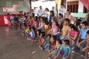 Crianças da comunidade e servidores do MPF aguardam apresentação teatral