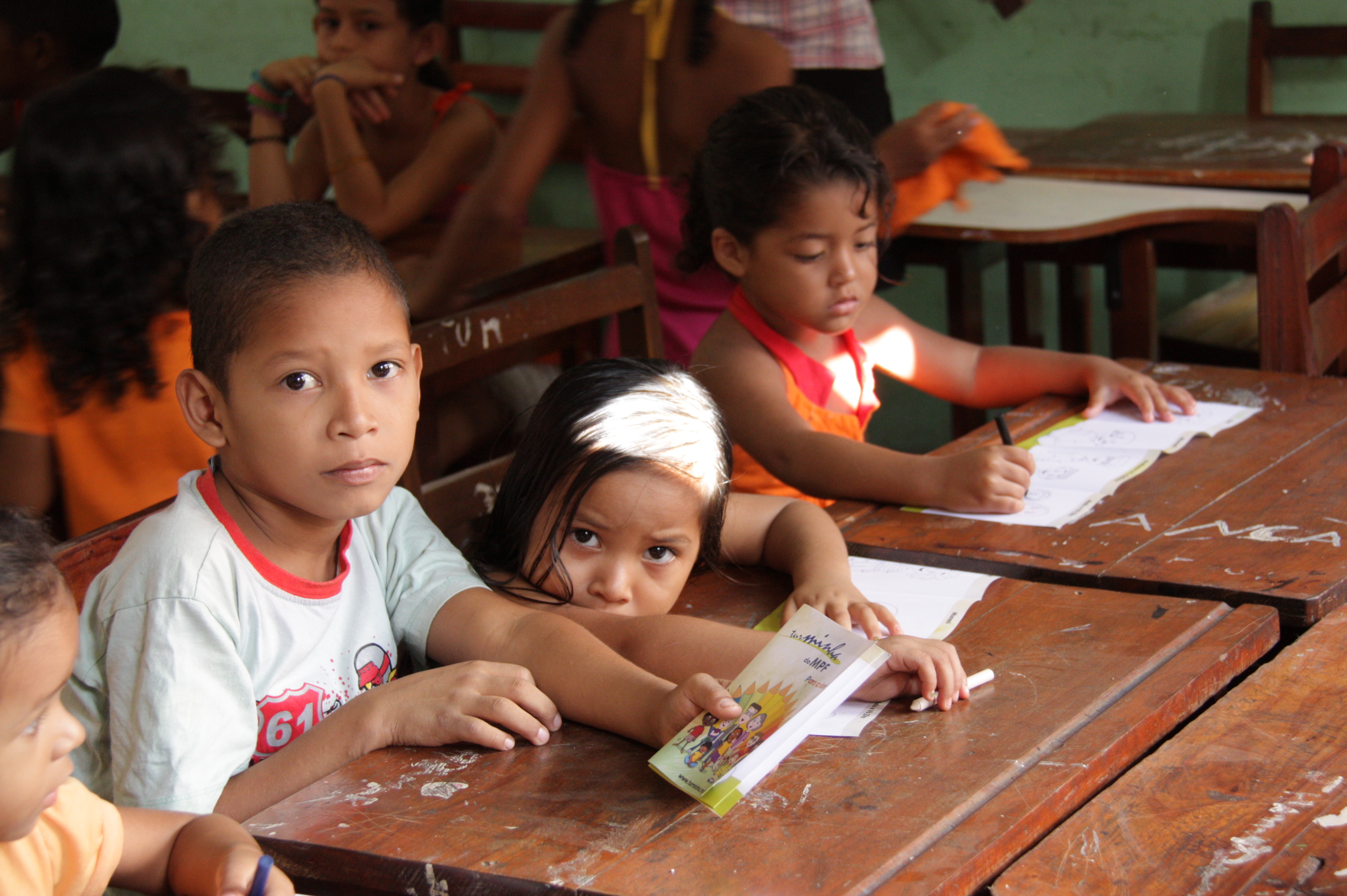 Crianças com material da Turminha