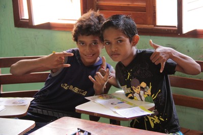 Crianças colorem personagens da Turminha