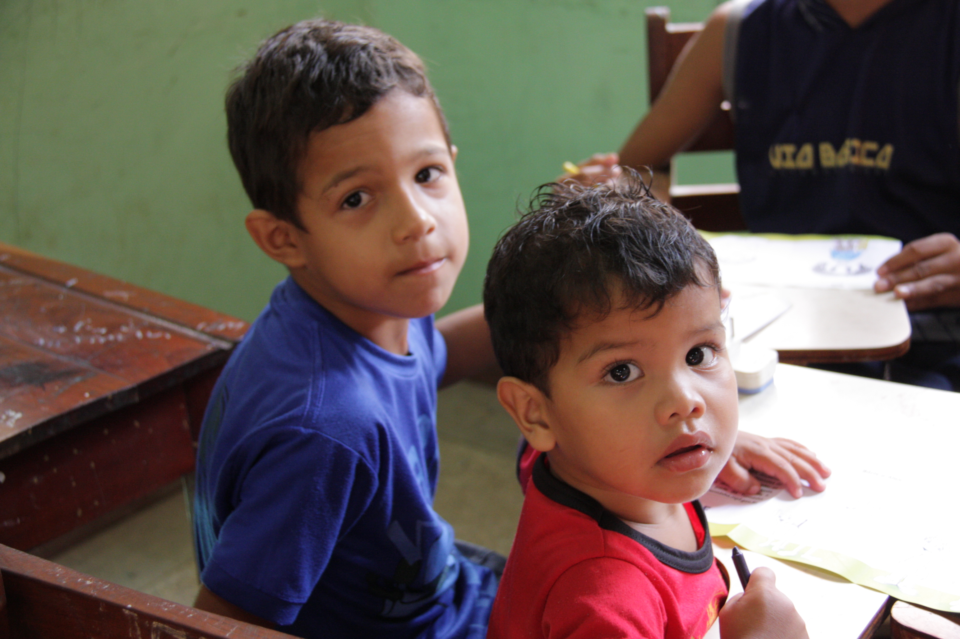 Crianças colorem personagens da Turminha
