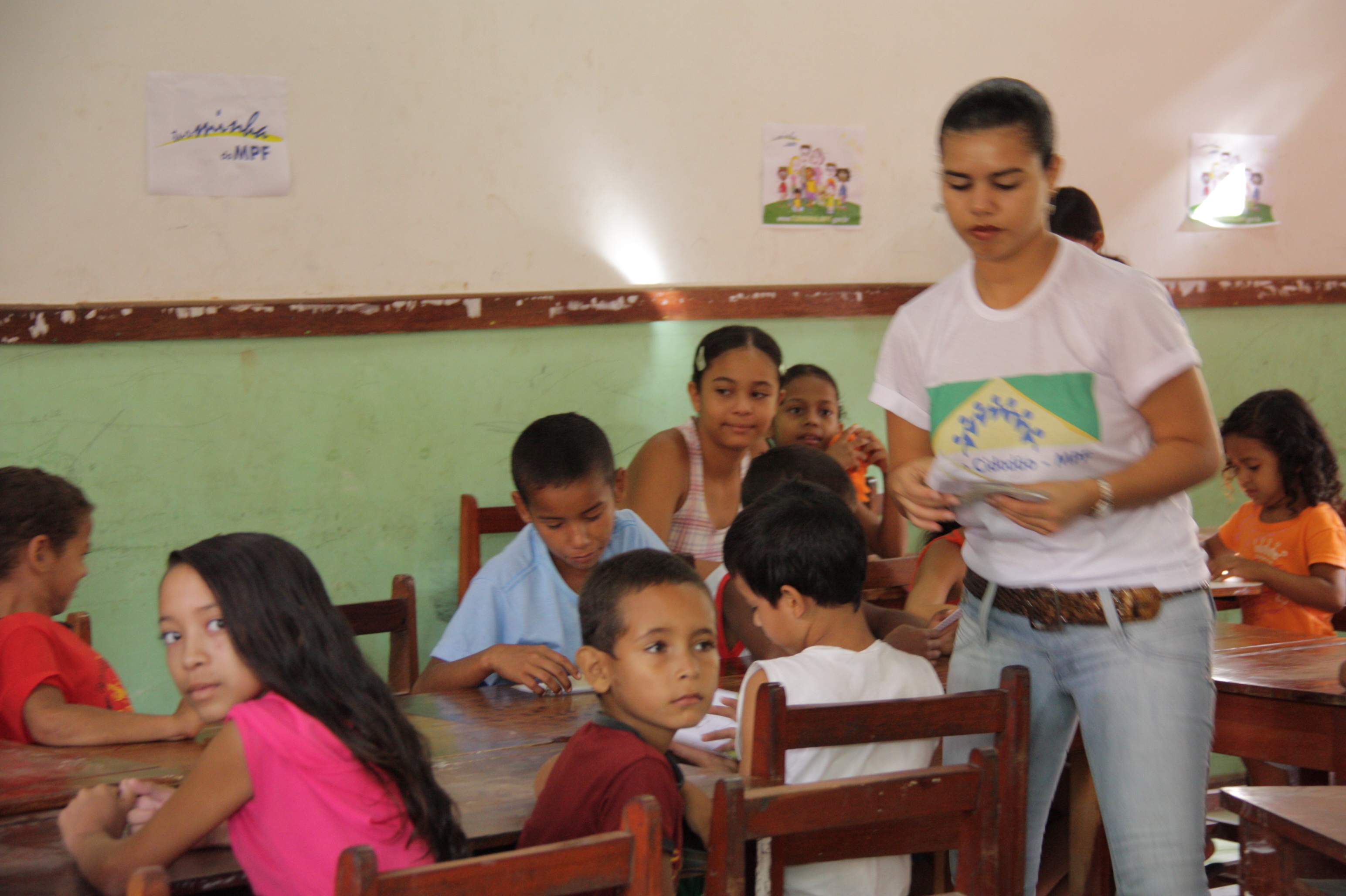 Crianças colorem personagens da Turminha 