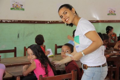 Crianças colorem personagens da Turminha 