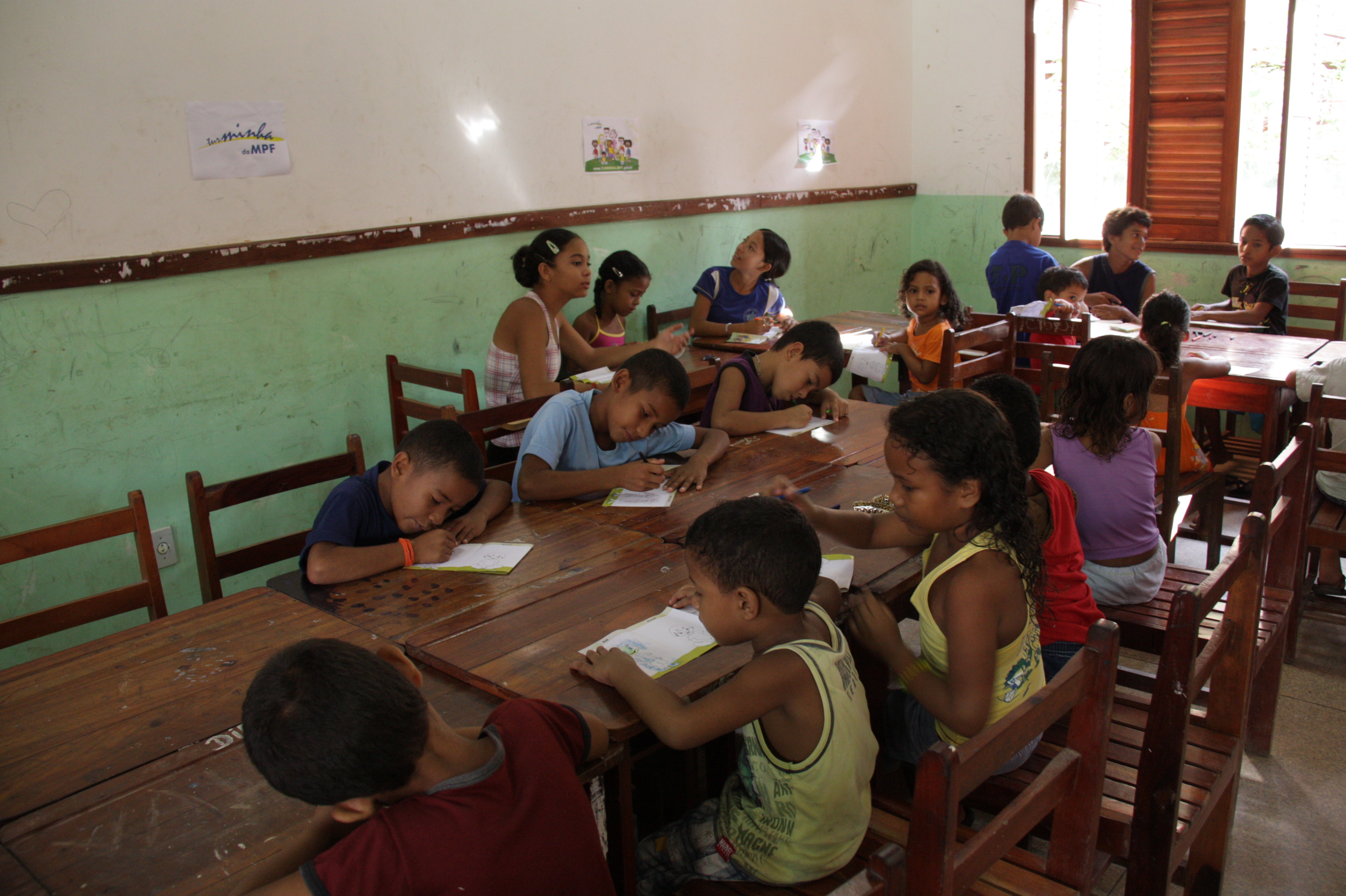 Crianças colorem personagens da Turminha 