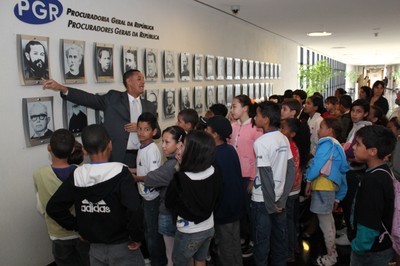 Responsável pelo Escola Cidadã apresenta galeria de Ex-Procuradores-Gerais