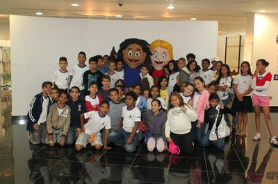 Crianças com Rod e Malu