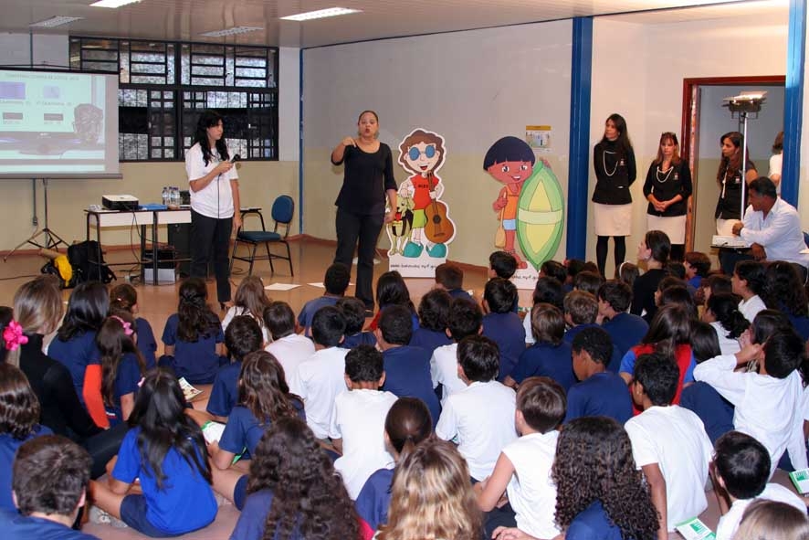 Servidores do MPF encenaram situações cotidianas para estimular a reflexão dos alunos sobre os prejuízos de trocar o voto por favores pessoais