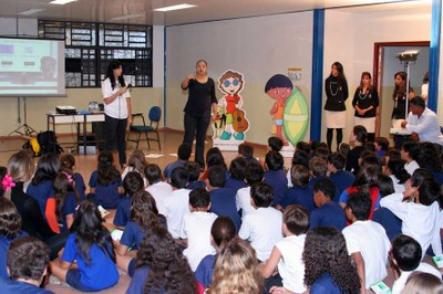 Servidores do MPF encenaram situações cotidianas para estimular a reflexão dos alunos sobre os prejuízos de trocar o voto por favores pessoais