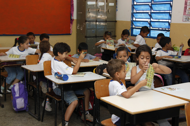 Alunos com o material da Turminha