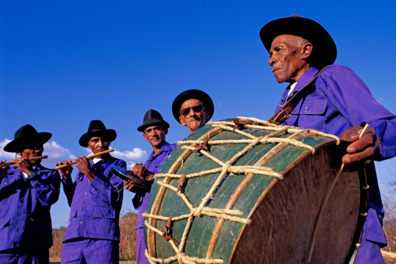 O Ceará preserva tradições seculares, como as danças populares. Na foto aparece a banda cabaçal dos Irmãos Aniceto. Foto: Setur/CE