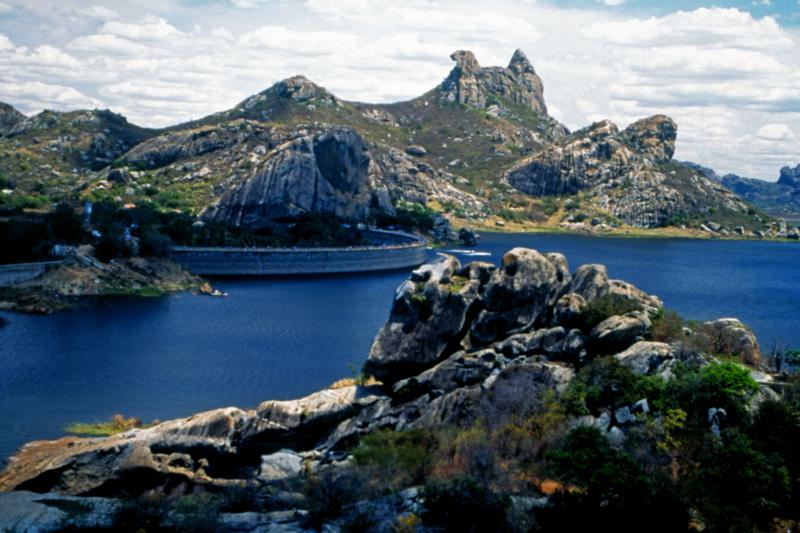 O melhor local para visualizar a Pedra da Galinha Choca é o açude Cedro, uma construção da época do Império. Foto: Setur/CE