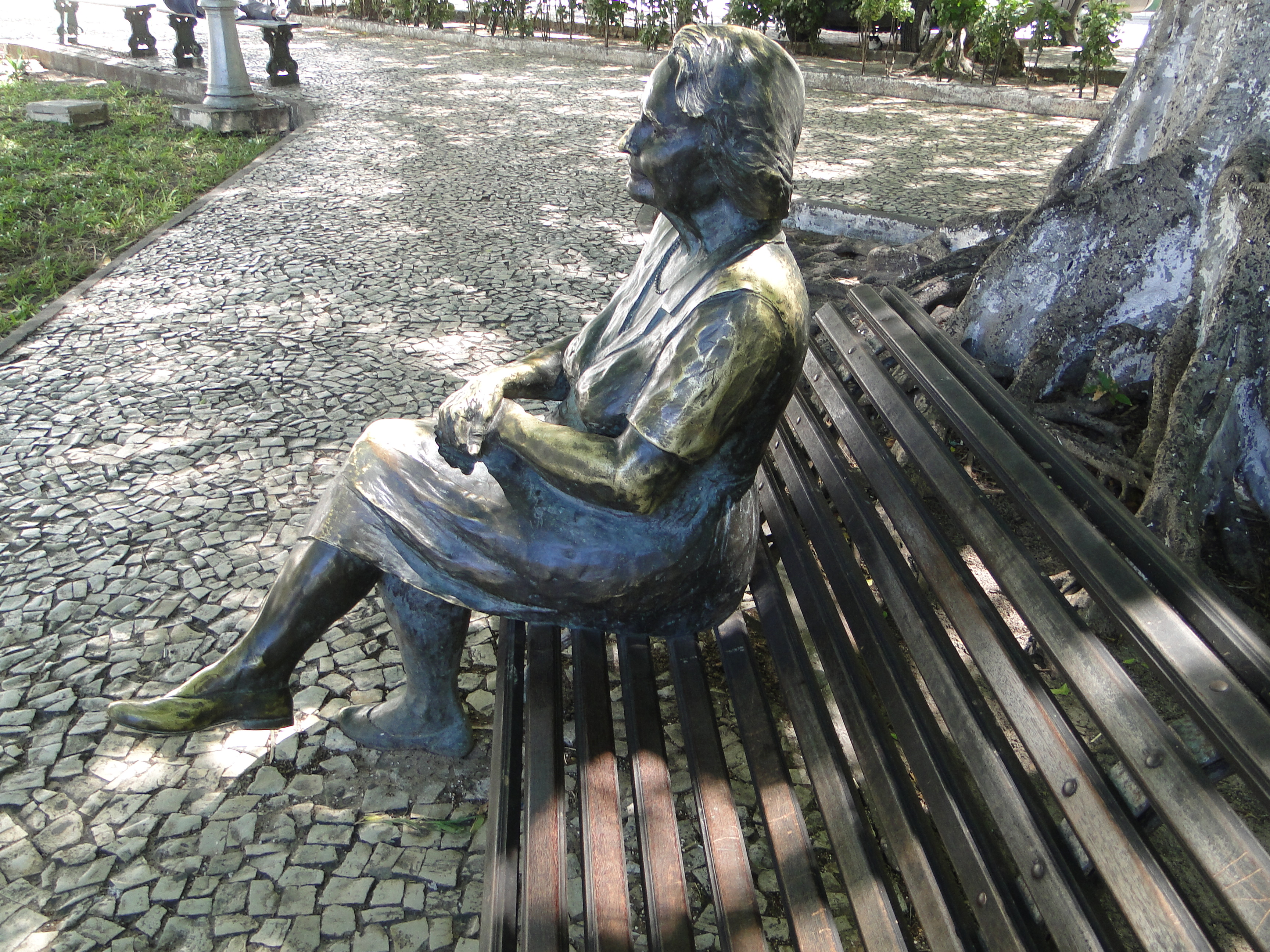 Estátua da escritora Rachel de Queiroz, primeira mulher a entrar na Academia Brasileira de Letras, no Centro de Fortaleza. Foto: Wanderson César