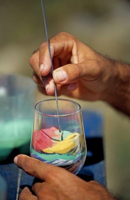 Artesanato feito com areia colorida. Mãos habilidosas dos artesãos cearenses recriam paisagens típicas do Estado. Foto: Setur/CE