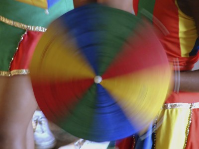 Dançarinas de frevo (que são chamadas de passistas) com uma sombrinha girando (objeto muito usado para dançar o frevo, ou seja, fazer o passo). Foto Márcio Cabral de Moura