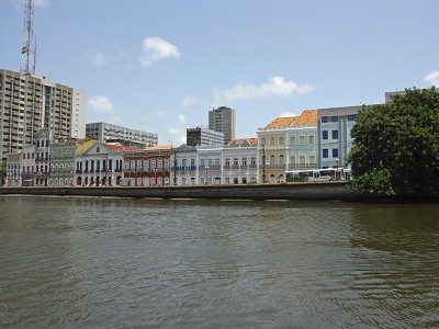 Casario da Rua da Aurora, às margens do Rio Capibaribe, no centro do Recife. Foto Márcio Cabral de Moura