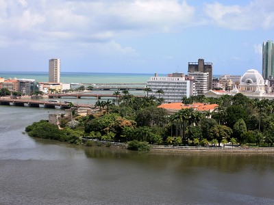 Vista parcial das pontes e ilhas que compõem o centro da cidade, com destaque para o Palácio do Campo das Princesas, sede do Governo do Estado (esse amarelo, cercado de árvores). Foto Márcio Cabral de Moura