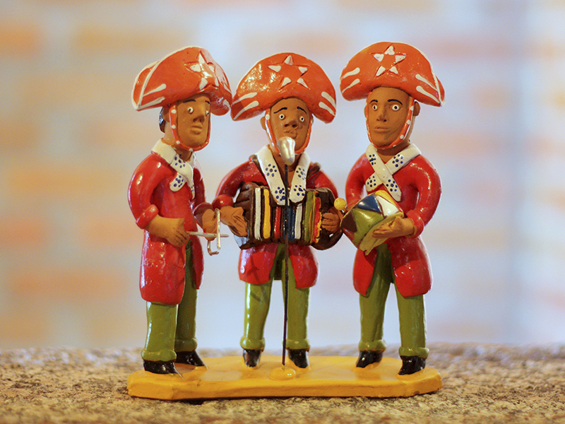Bonecos de barro típicos do agreste do estado, especialmente da cidade de Caruaru, onde viveu o mestre Vitalino, artesão mais famoso do local. Os bonecos desta foto representam um trio de forrozeiros. Foto Márcio Cabral de Moura