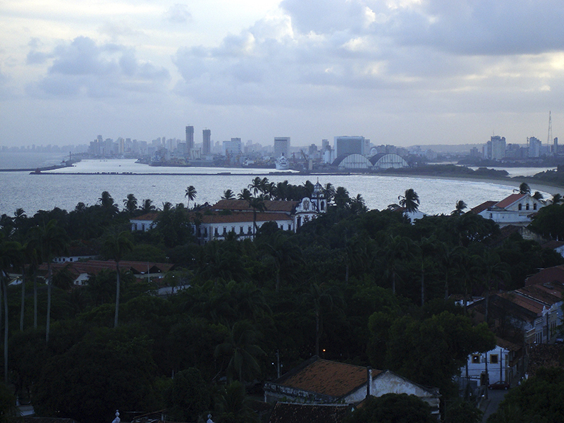 Vista de Olinda, a partir da "cidade alta". Ao fundo, o Recife. Foto Márcio Cabral de Moura