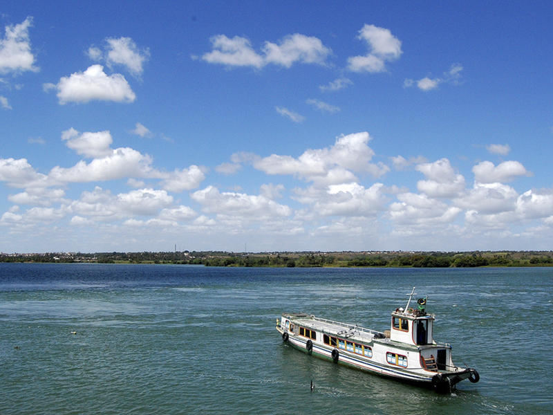 Em Sergipe, se atravessa o Rio São Francisco de tototó – esse barquinho aí da foto, que é patrimônio cultural do estado. Foto: Gabriela Amorim