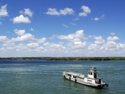 Em Sergipe, se atravessa o Rio São Francisco de tototó – esse barquinho aí da foto, que é patrimônio cultural do estado. Foto: Gabriela Amorim