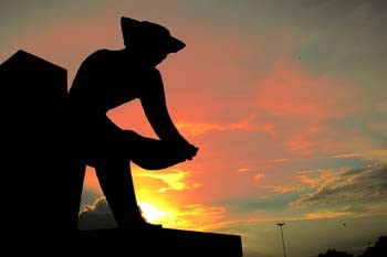 Monumento em homenagem aos garimpeiros. Foto Jorge Macedo, Detur