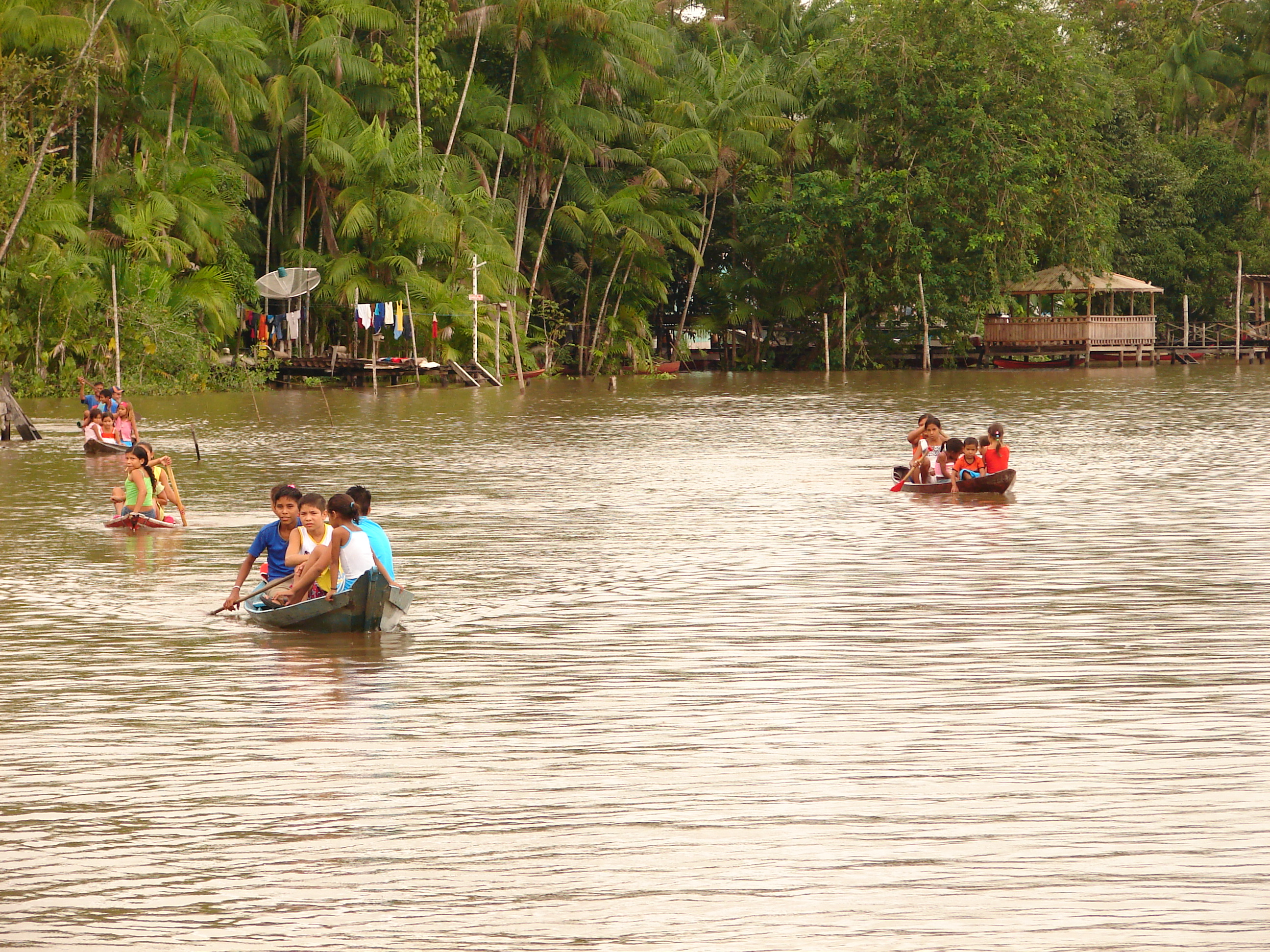 No Pará, muitas crianças vão pra escola de canoa, em vez de carro, ônibus ou bicicleta. Foto: Eduardo Gonçalves