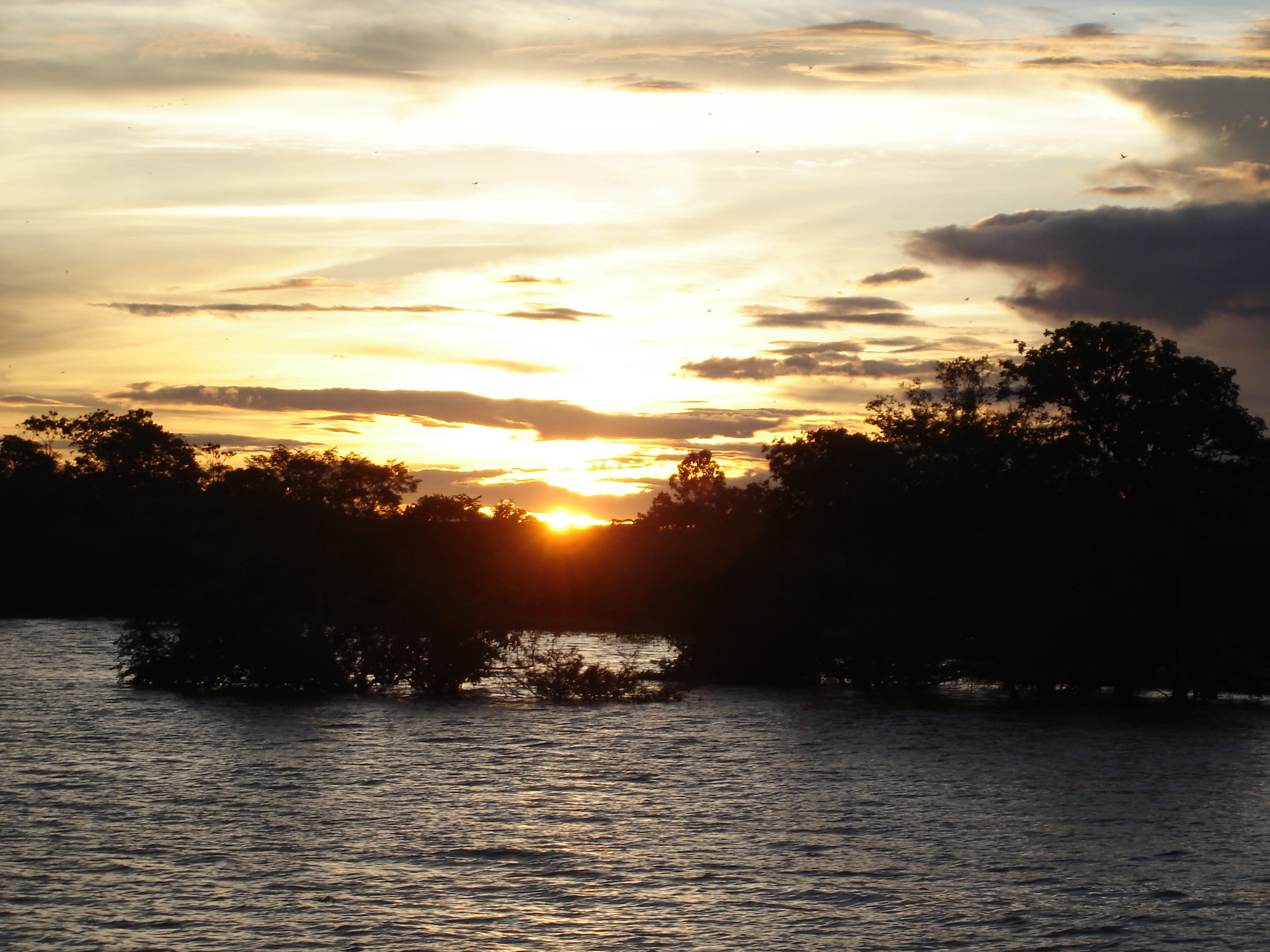 Pôr do sol no rio Amazonas. Foto Helena Palmquist