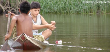 Crianças ribeirinhas em Abaetetuba, Pará, aprendem a navegar ao mesmo tempo que aprendem a andar. Foto: Eduardo Gonçalves