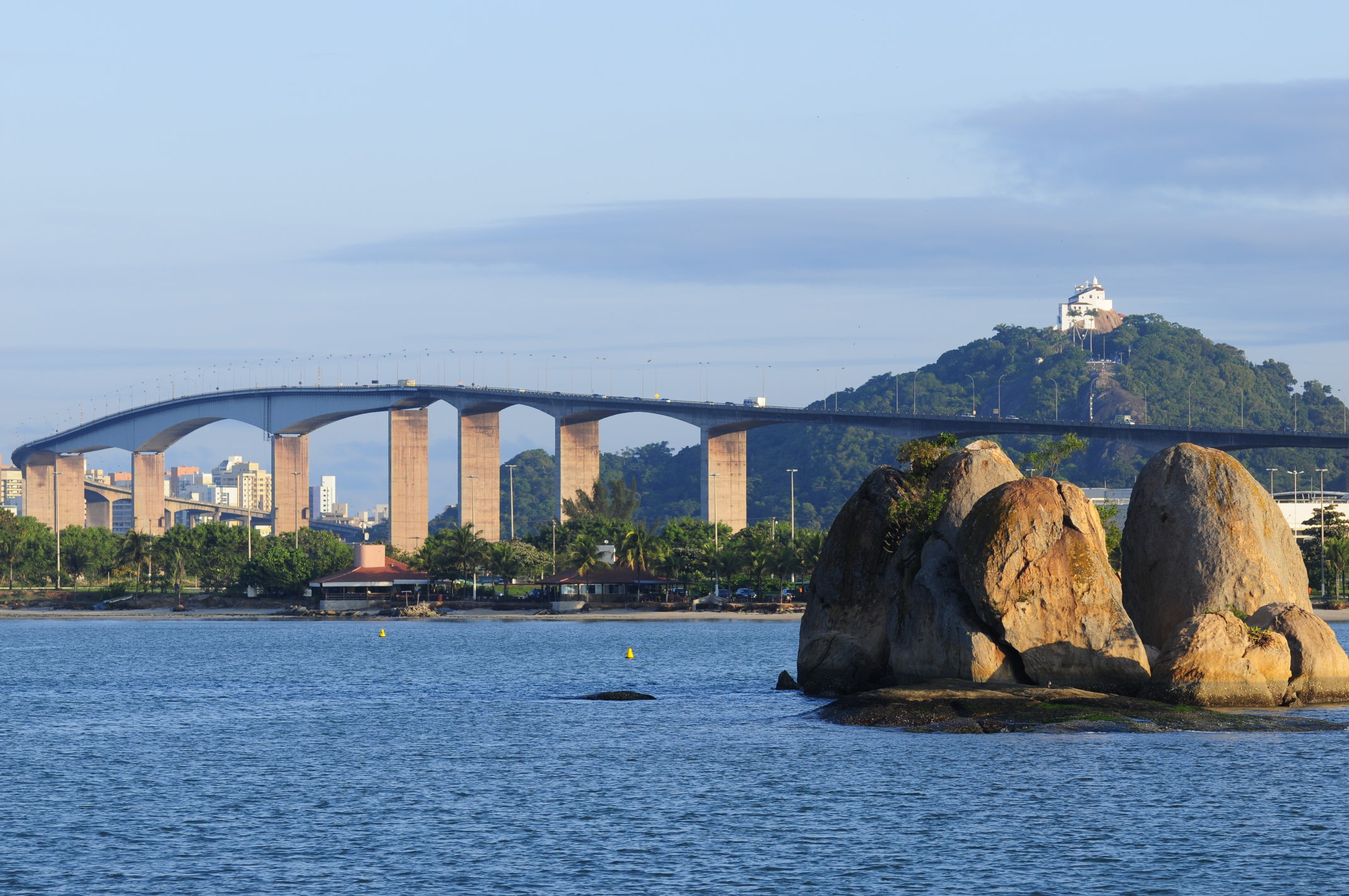 O Convento da Penha visto da baía de Vitória. Foto: Gabriel Lordêllo, arquivo PR/ES