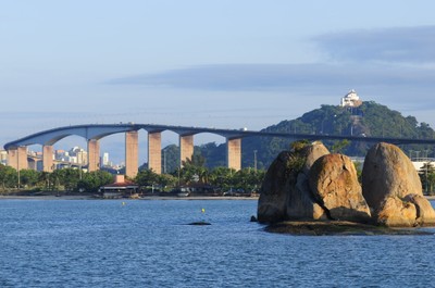 O Convento da Penha visto da baía de Vitória. Foto: Gabriel Lordêllo, arquivo PR/ES