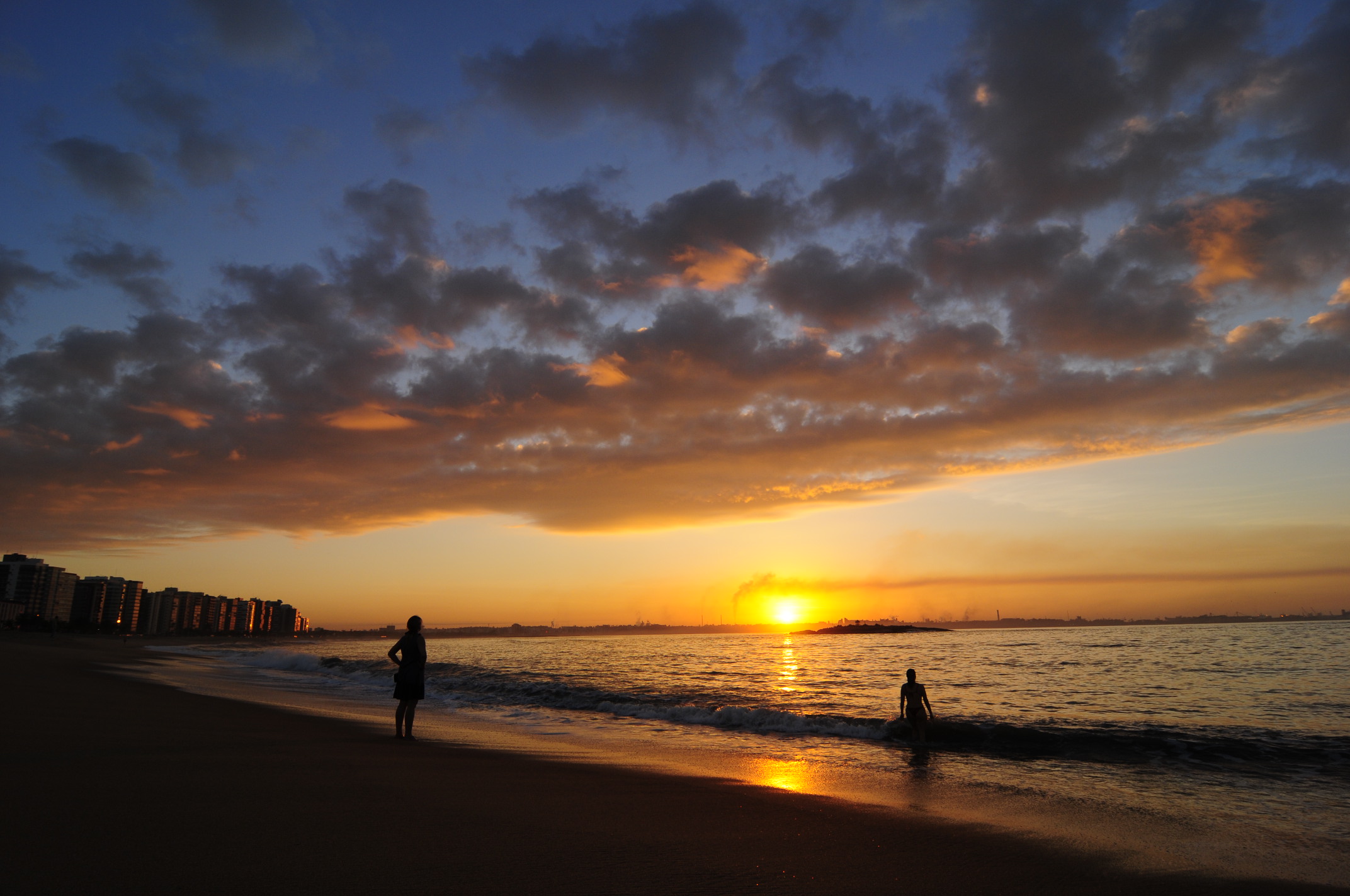 O nascer do sol na Praia de Camburi, em Vitória. Foto: Gabriel Lordêllo, arquivo PR/ES