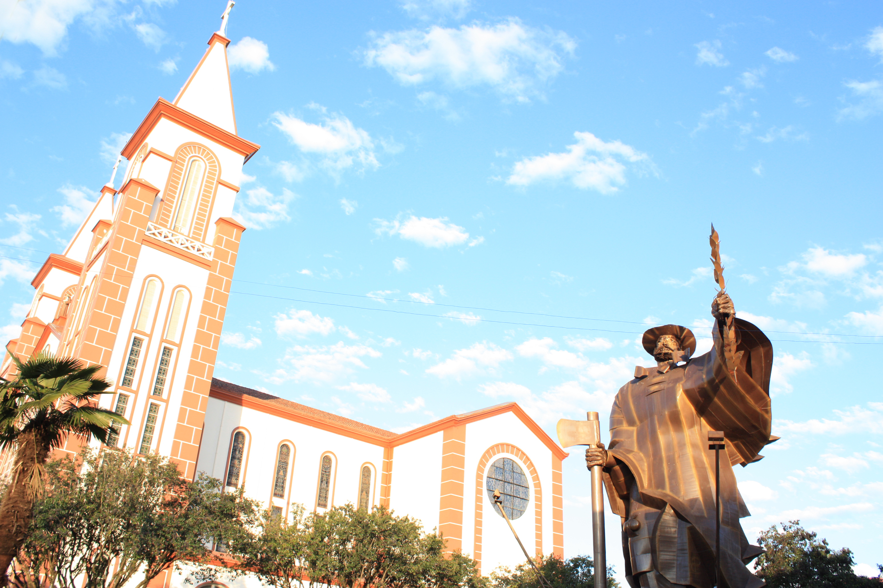 Monumento do Desbravador e Igreja Matriz, em Chapecó, no oeste catarinense. Foto: Lucênio Zanoni