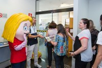 Equipe da Turminha do MPF distribui gibis na PGR