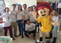 Personagem Sol  marca presença em brechó solidário